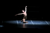 Il danzatore Sergio Bernal ne Le Cygne